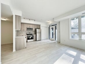 4045-4045 Hickory Dr in Mississauga, ON - Building Photo - Building Photo