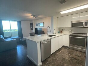 3000 Coral Way, Unit 609 in Coral Gables, FL - Building Photo - Building Photo