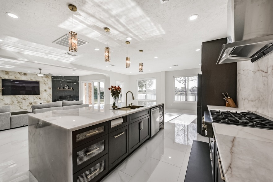 2315 Bending Spring Dr in Pearland, TX - Building Photo