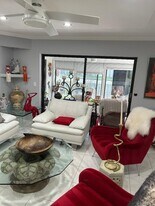 10271 N Circle Lake Dr in Boynton Beach, FL - Building Photo
