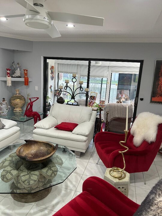 10271 N Circle Lake Dr in Boynton Beach, FL - Building Photo
