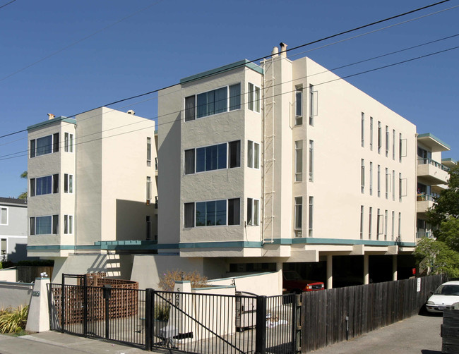 Waters Edge Apartments in San Rafael, CA - Building Photo - Building Photo