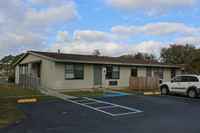 Virginia Pines Apartments in Fort Pierce, FL - Foto de edificio - Building Photo