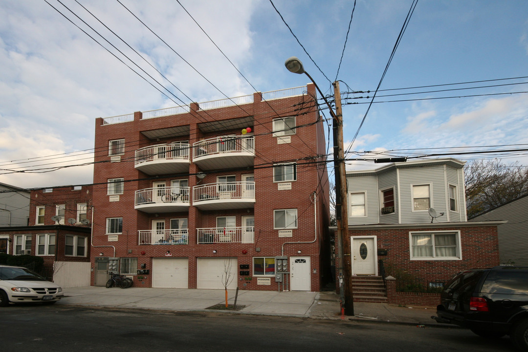 34-35 106th St in Flushing, NY - Building Photo