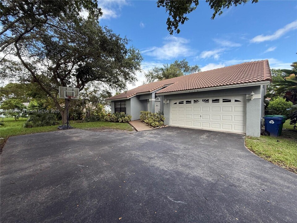 2456 NW 97th Ln in Coral Springs, FL - Building Photo