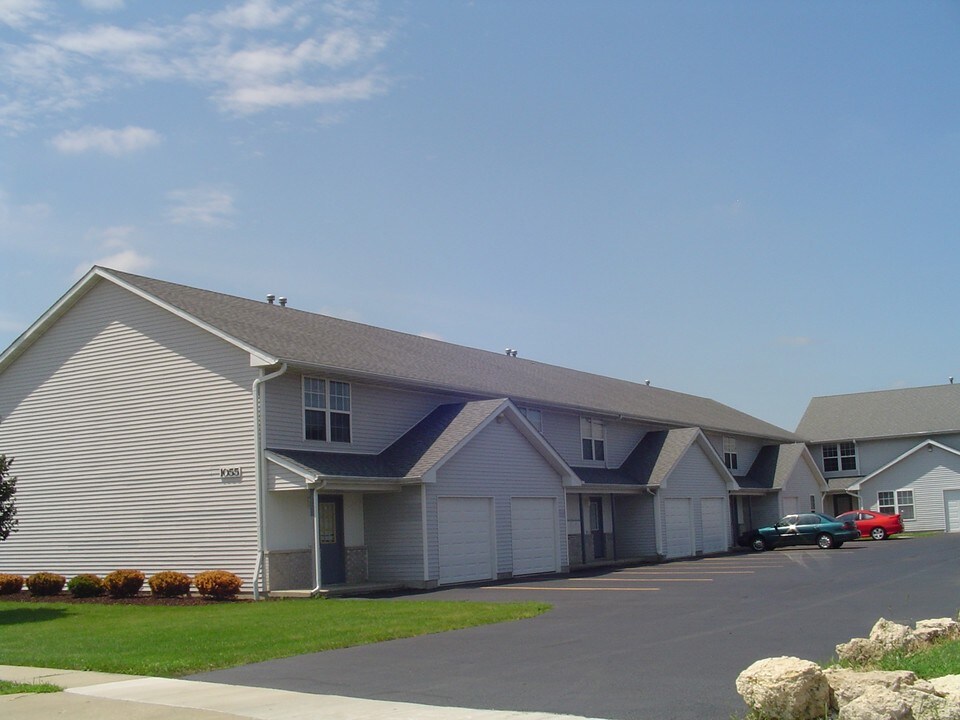 Spiros Court Apartments in Dekalb, IL - Building Photo