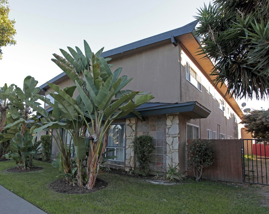 Sallie Lane Courtyard in Anaheim, CA - Building Photo