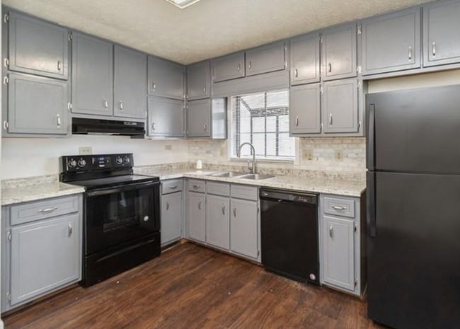 105 Feldwood Pines St in College Park, GA - Building Photo - Building Photo