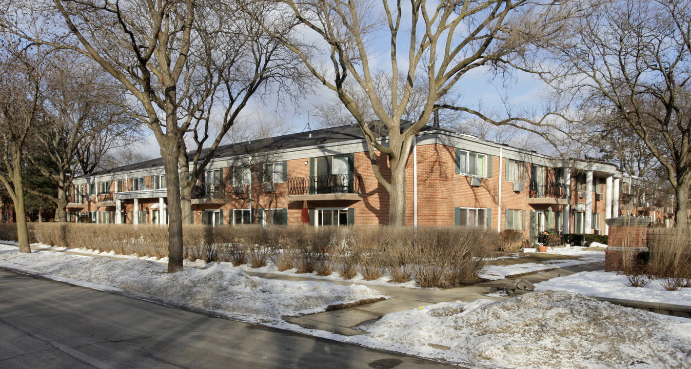 Brittany Place Condominiums in Arlington Heights, IL - Building Photo