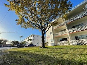 17001 NE 9th Ave in Miami, FL - Building Photo - Building Photo