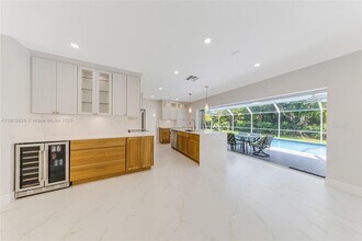 8825 SW 151st St in Palmetto Bay, FL - Foto de edificio - Building Photo