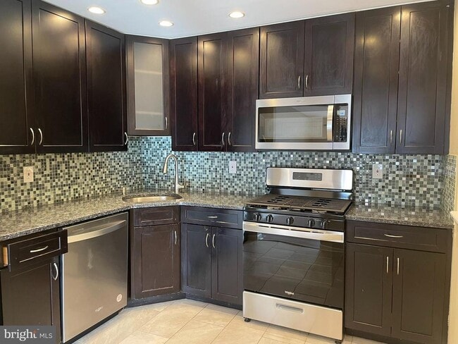 81 Willow Ct in Hamilton Township, NJ - Foto de edificio - Building Photo