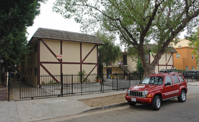 14118-14122 Calvert St in Van Nuys, CA - Foto de edificio - Building Photo