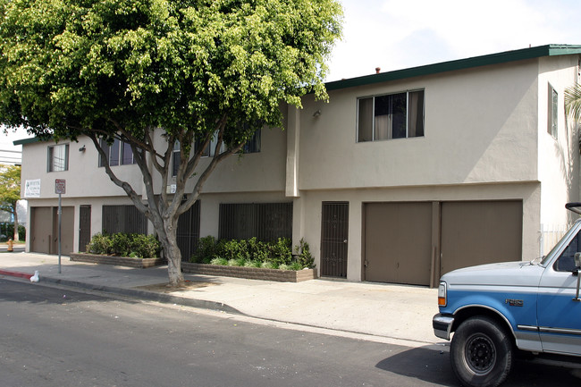 1496 Walnut Ave in Long Beach, CA - Building Photo - Building Photo