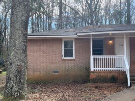 1208 Dewey St in Griffin, GA - Building Photo