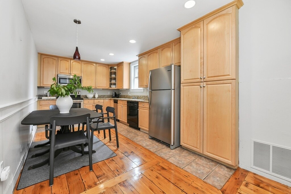 93 Dresser St in Boston, MA - Building Photo