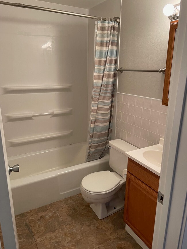 210 NE 3rd St, Unit APT 4 in Aledo, IL - Building Photo - Building Photo