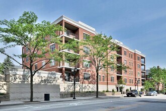 210 N Addison Ave #401, Unit 401 in Elmhurst, IL - Building Photo - Building Photo