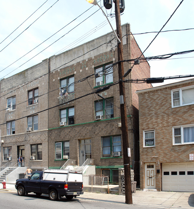 318 56th St in West New York, NJ - Building Photo