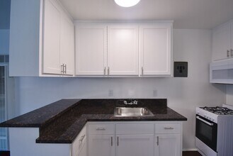 10645 Valley Spring Ln, Unit 21 in Los Angeles, CA - Building Photo - Building Photo