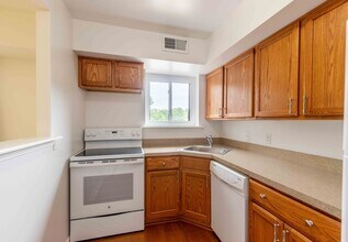 520 Valley Dr in West Chester, PA - Building Photo - Building Photo