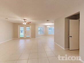 4827 Fern Lake in San Antonio, TX - Building Photo - Building Photo