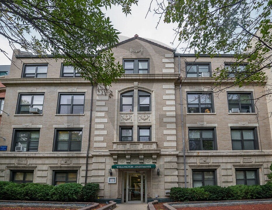 546 W Wellington Ave, Unit 540-004 in Chicago, IL - Building Photo