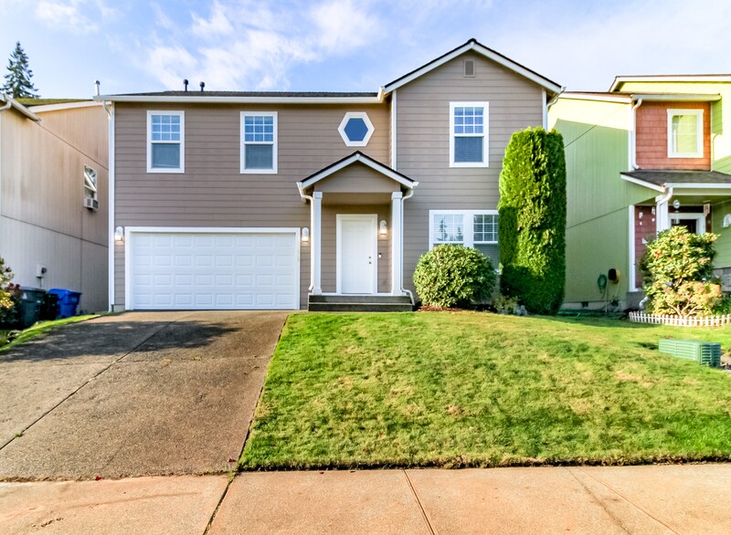 11916 130th St E in Puyallup, WA - Building Photo