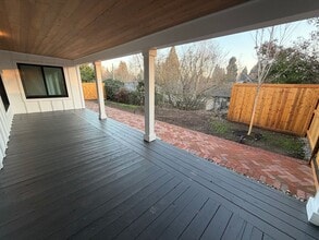 1045 Oakway Rd in Eugene, OR - Building Photo - Building Photo