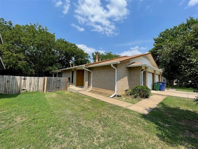 2204 Berkett Dr in Austin, TX - Building Photo - Building Photo
