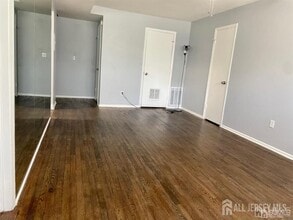 128 College Dr in Edison, NJ - Building Photo - Building Photo