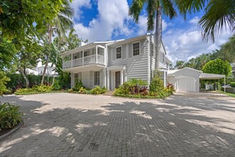 323 Arabian Rd in Palm Beach, FL - Foto de edificio - Building Photo