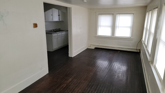 824 16th St, Unit 4 in Moline, IL - Foto de edificio - Building Photo