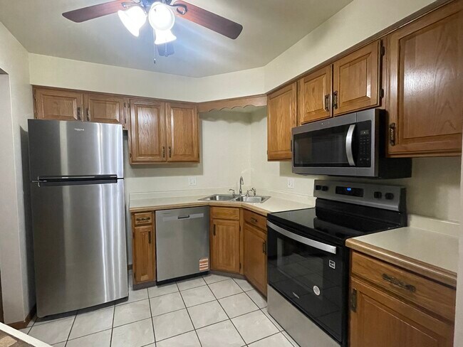 2109 Porte Deleau Ct, Unit 204 in Highland, IN - Building Photo - Building Photo