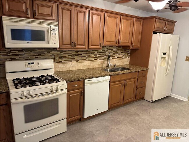 1037 Cricket Ln in Woodbridge, NJ - Building Photo - Building Photo