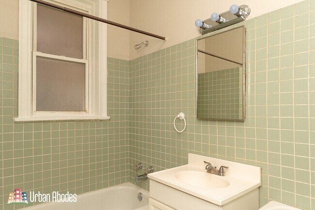 2136 W Chicago Ave, Unit A07C in Chicago, IL - Building Photo - Building Photo