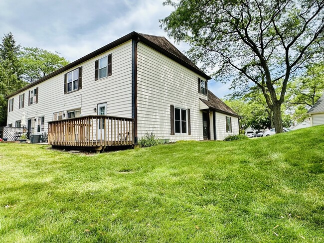 2450 Devonshire Ct in Aurora, IL - Building Photo - Building Photo