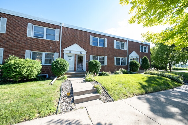 2050 Montreal Ave in St. Paul, MN - Building Photo - Building Photo