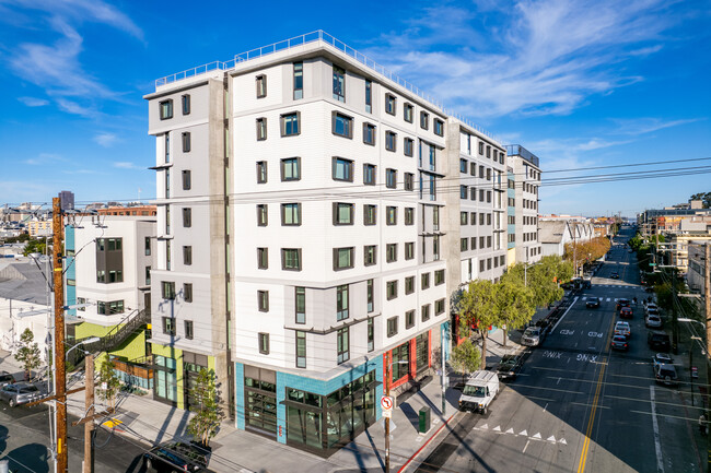 Casa Adelante in San Francisco, CA - Foto de edificio - Building Photo