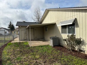 403 S 37th Pl in Springfield, OR - Building Photo - Building Photo