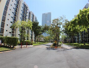 17021 N Bay Rd in Sunny Isles Beach, FL - Building Photo - Building Photo