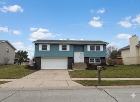 3309 Winston Dr in Bettendorf, IA - Building Photo