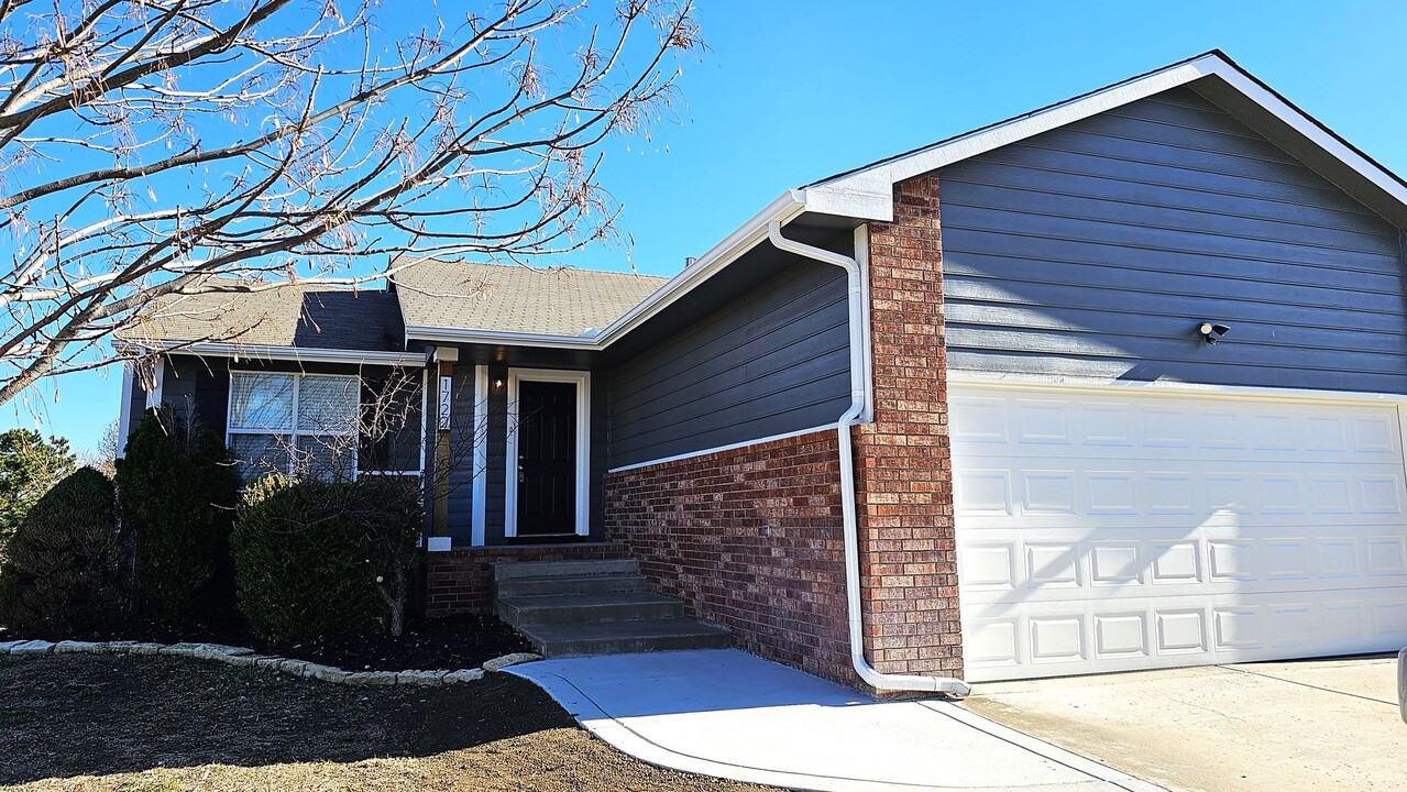 1722 Pear Tree Ct in Andover, KS - Building Photo