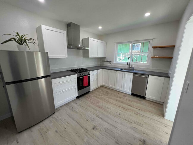 400 Calle Del Monte, Unit B