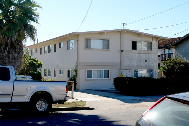 135 Acacia Ave in Carlsbad, CA - Foto de edificio - Building Photo