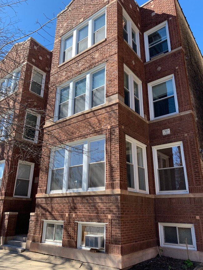 1468 W Winnemac Ave, Unit 1E in Chicago, IL - Building Photo - Building Photo