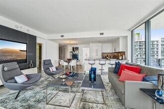 88 SW 7th St, Unit # 2709 in Miami, FL - Foto de edificio - Building Photo