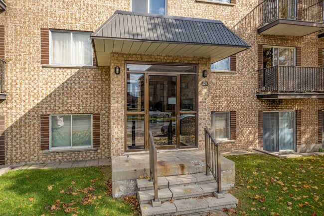 425 Laval Boul in Laval, QC - Building Photo - Building Photo