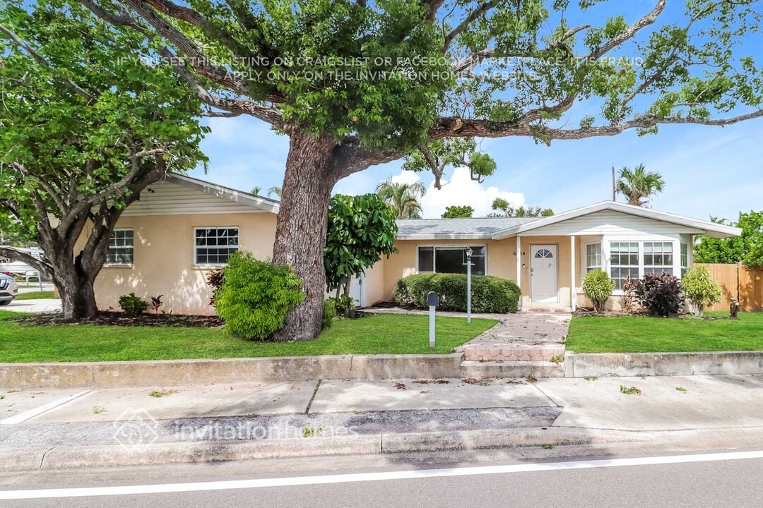 6834 113th St in Seminole, FL - Building Photo