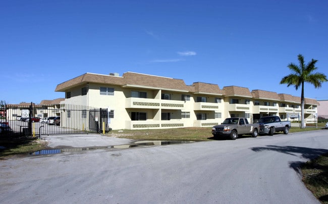 Hidden Gardens Apartments in Village Of Palmetto Bay, FL - Foto de edificio - Building Photo